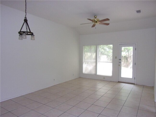 Building Photo - 1227 Armadillo Rd