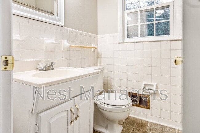 Building Photo - 828 Pilot Ave