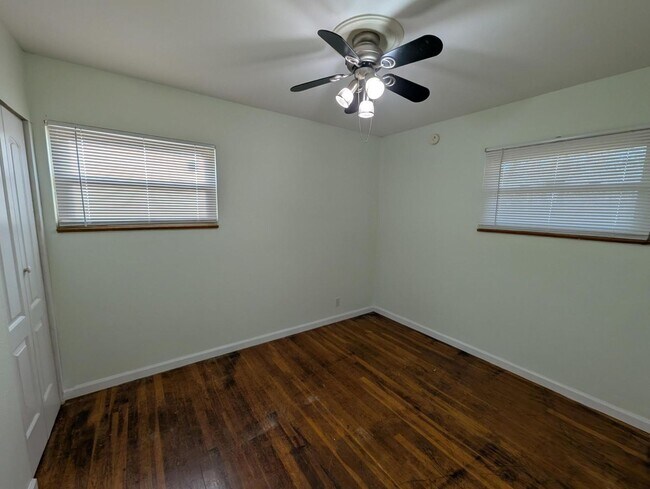 Building Photo - Glen Garry Goregeous - Section 8 Friendly!