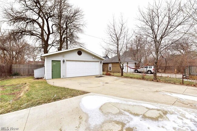 Building Photo - 1618 Branch Ave