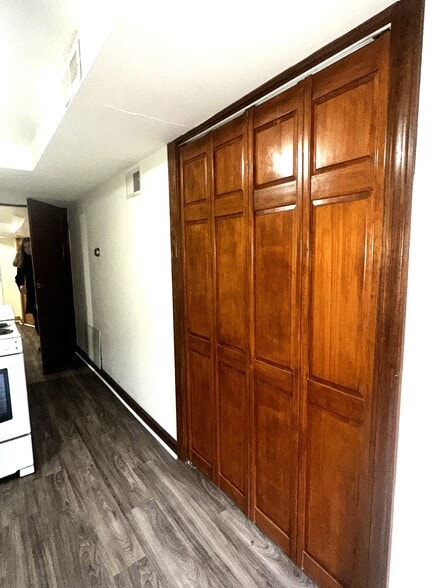 Building Photo - 1328 W Melrose St