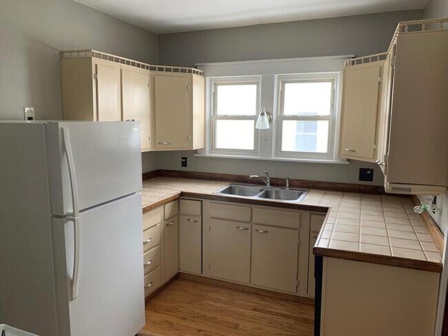 Building Photo - Gorgeous 4 bedroom 2 bath house with one s...