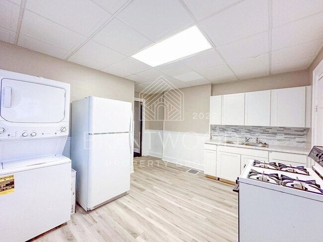Building Photo - Charming 3-Bedroom Home with Modern Kitche...