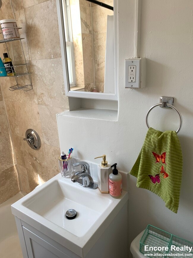 Building Photo - 224 Hanover St