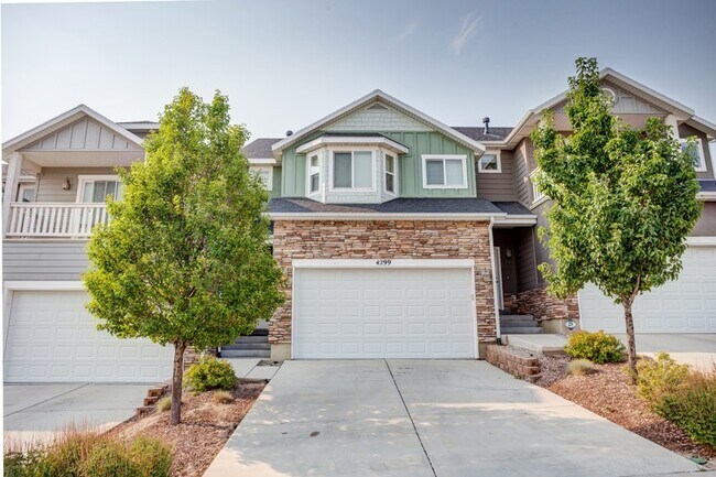 Building Photo - 4299 N Cresthaven Ln