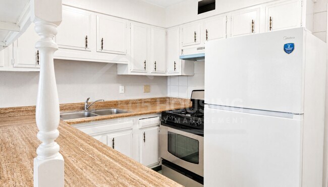 Building Photo - Large Move-In Ready Studio Apartment Near Kirtland AFB