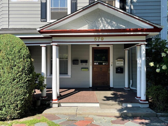 Building Photo - 579 Broadway