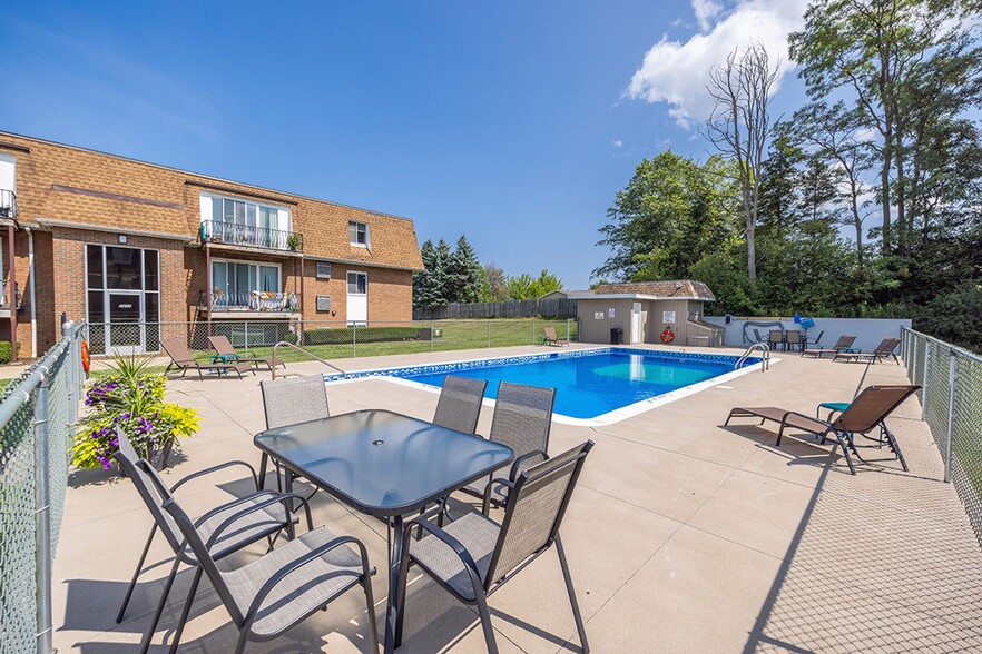 Building Photo - Royal Villa Apartments