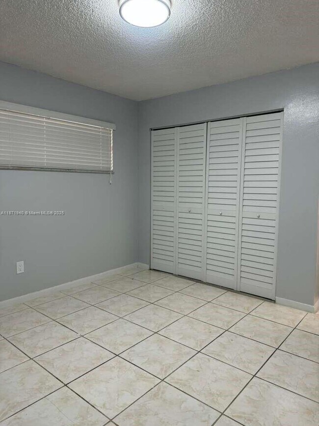 Building Photo - 1480 W 46th St