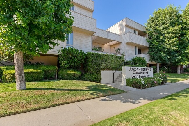 Primary Photo - Excellent 1 Br 1Ba with Den in a Well Kept...