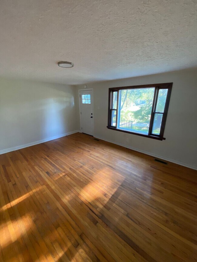 Building Photo - 1987 Joe Stephens Rd