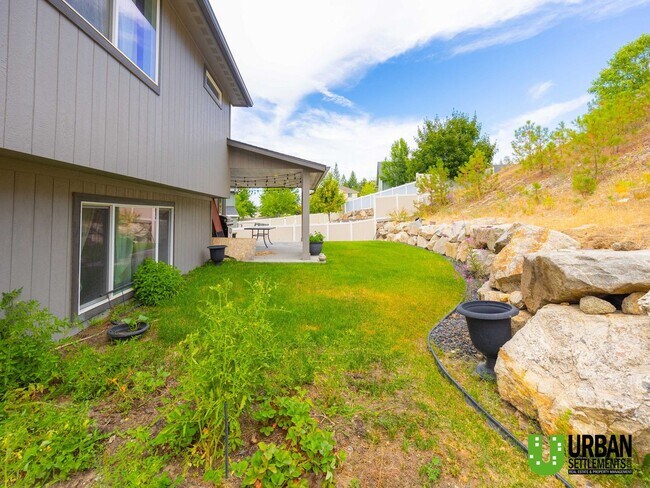 Building Photo - Modern Split-Level Home with Gourmet Kitch...