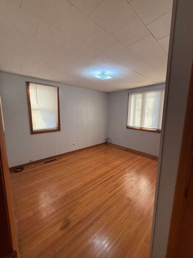 Building Photo - Lake House