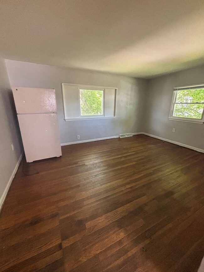 Building Photo - 1 Bedroom Apartment