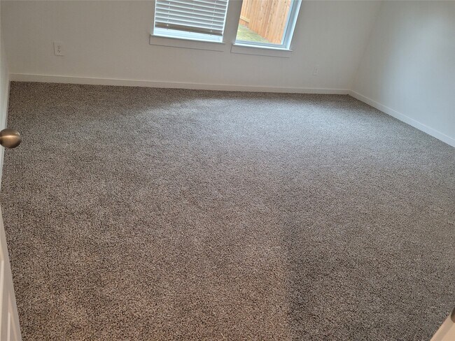 Building Photo - 4947 Oakwood Dr
