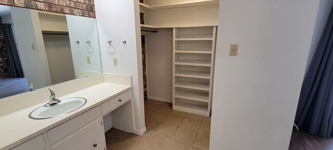 Building Photo - LARGE 2 BEDROOM 3 BATH CONDO IN COLONIAL PARK