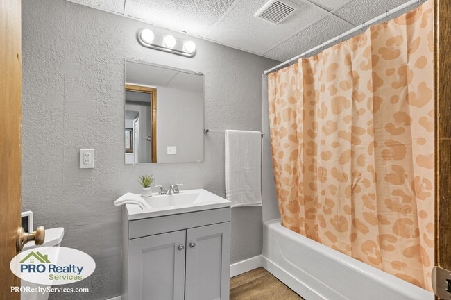 Building Photo - 5 Bedroom Home in Chisago City