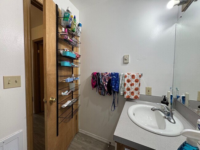 Building Photo - 4 Bedroom 2 Bathroom Duplex - Near WWU