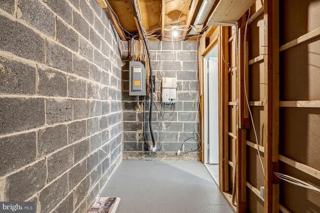 Building Photo - 7065 Leewood Forest Dr