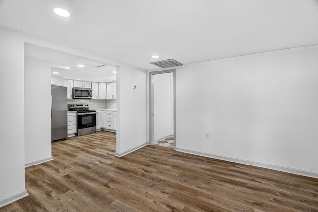 Building Photo - Move-In Ready Home Near Park Circle