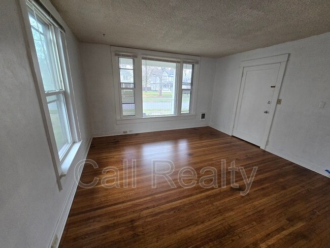 Building Photo - 1028 E Mission Ave