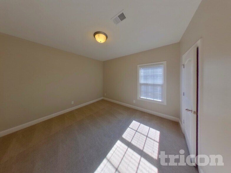 Building Photo - 5105 Cloverhill Dr