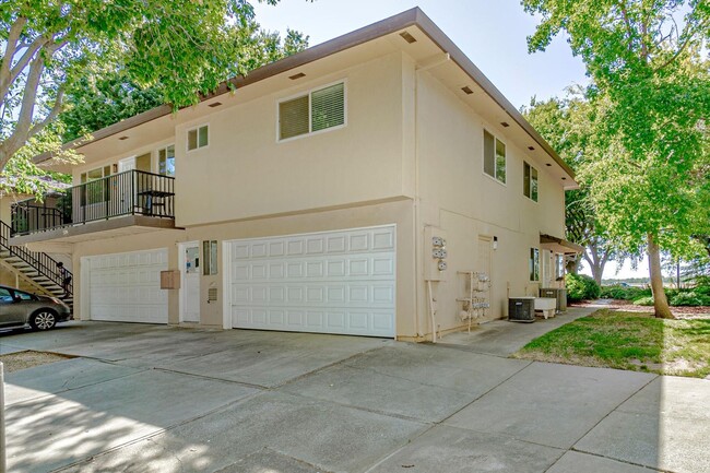 Building Photo - Fully Updated 2 Bedroom 1 Bath Condo