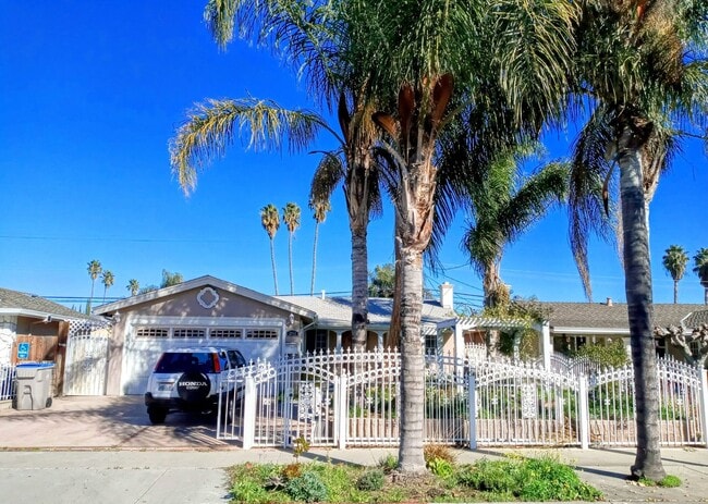 Building Photo - Recently Remodeled 3bd Single Story House Accepting Pets!