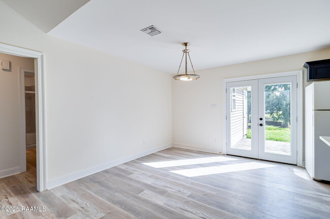 Building Photo - 147 Oak Crest Dr