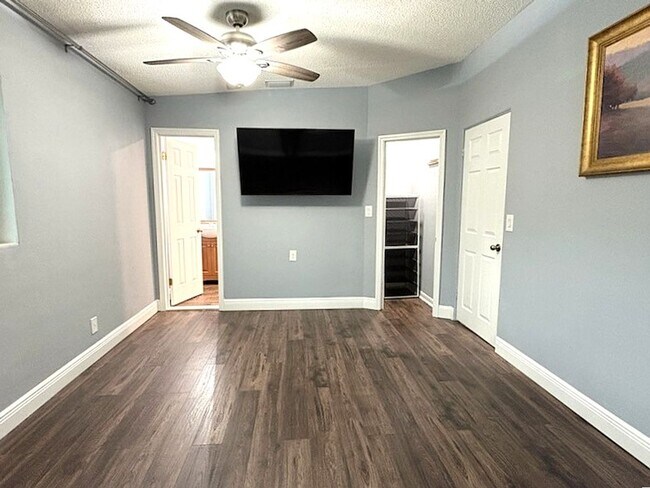Building Photo - Beautifully Updated DeLand Home with Huge Fenced Backyard!!!