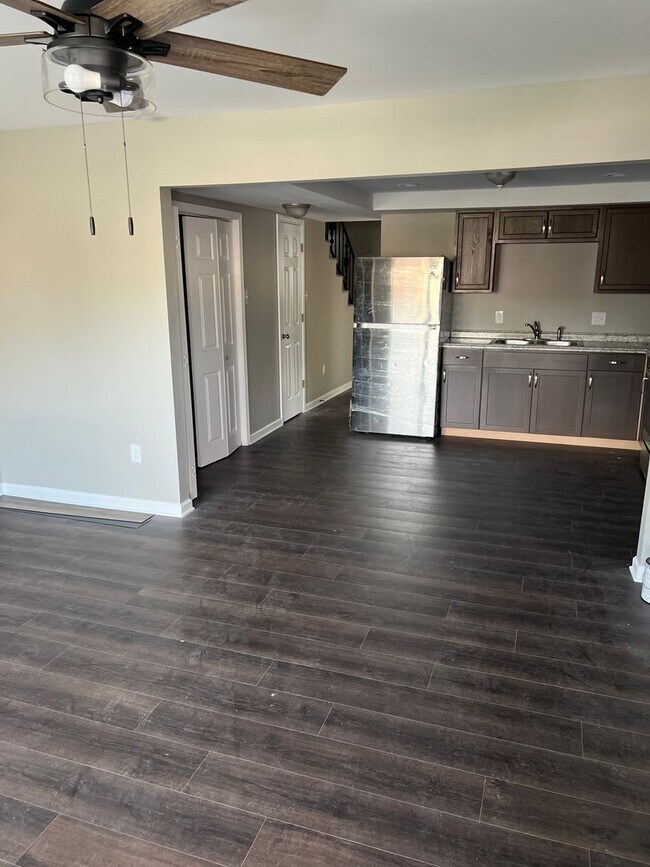 Building Photo - Newly Renovated 3 Bedroom 1.5 Bath