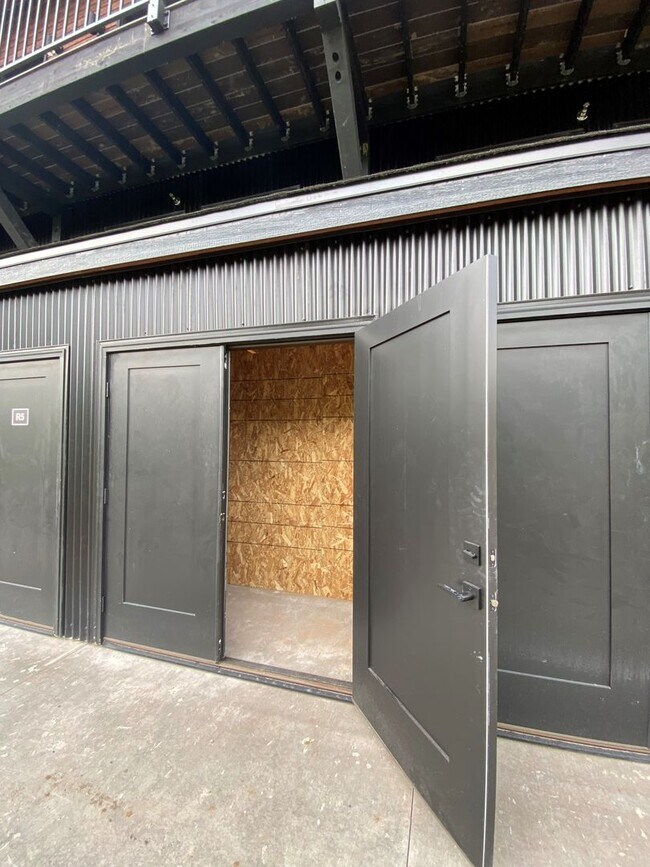 Building Photo - 1BD/1BA Condo w/ nice finishings and great storage!