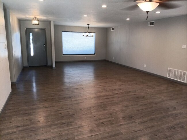 Building Photo - Stunning 4 bedroom, 2 bathroom home! Showi...