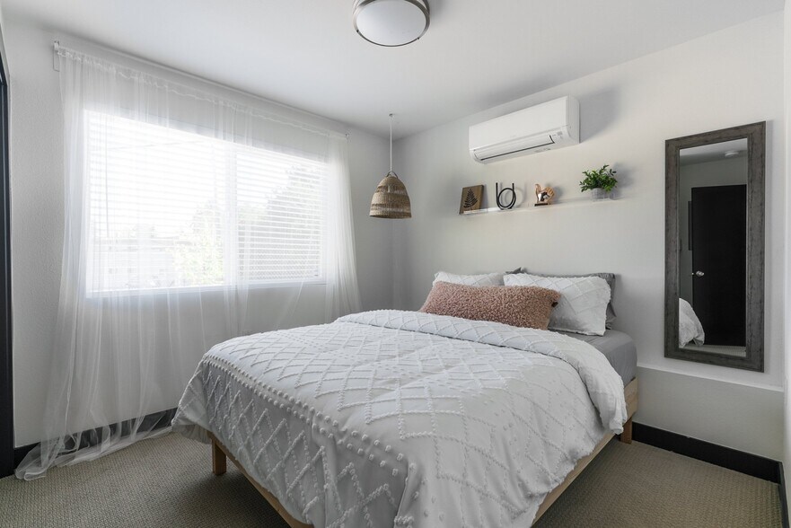 Building Photo - 10009 Des Moines Memorial Dr S