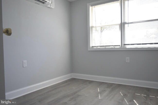 Building Photo - 118 E Maple Ave