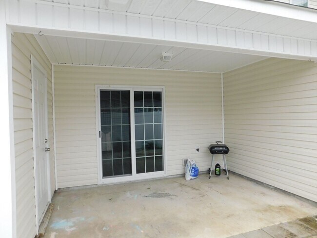 Building Photo - Month to Month Lease