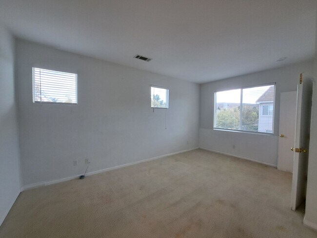 Building Photo - Expansive 3 bedroom/2.5 Bath Home in Corde...
