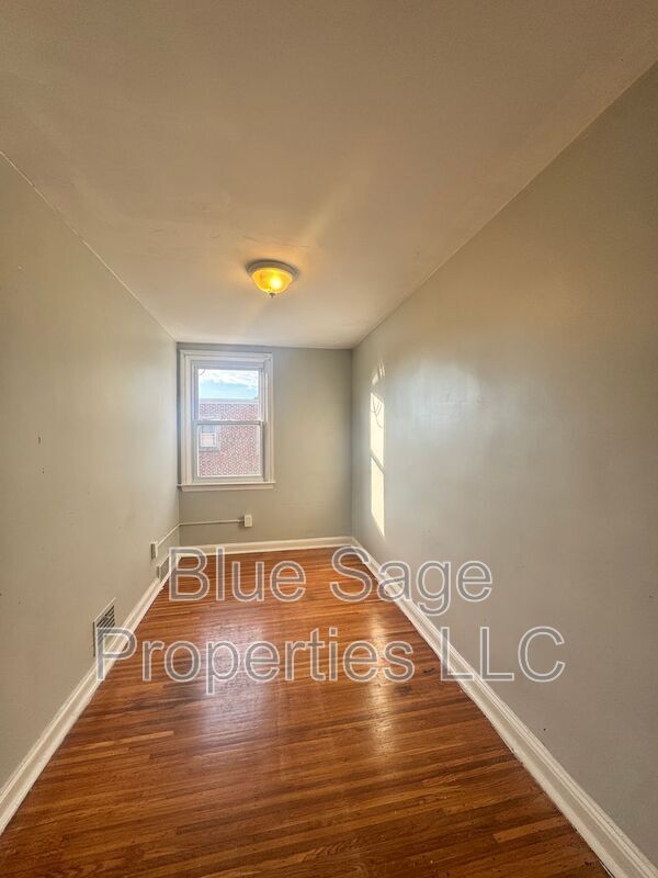 Building Photo - 2304 Bond Ave