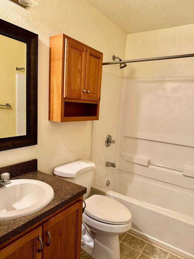 Building Photo - 204 Gatewood Oak