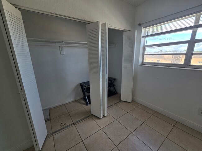 Building Photo - 1305 W 53rd St