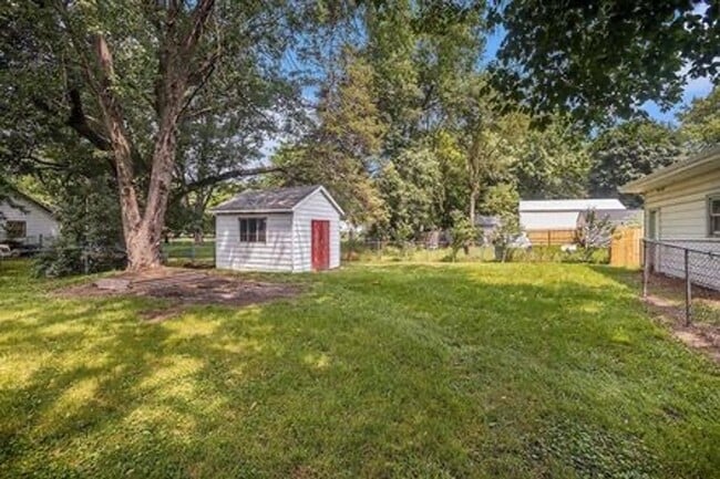 Building Photo - Beautiful Remodeled 3/1 home with large yard! - Ask about our Deposit Free Leasing opportunity!