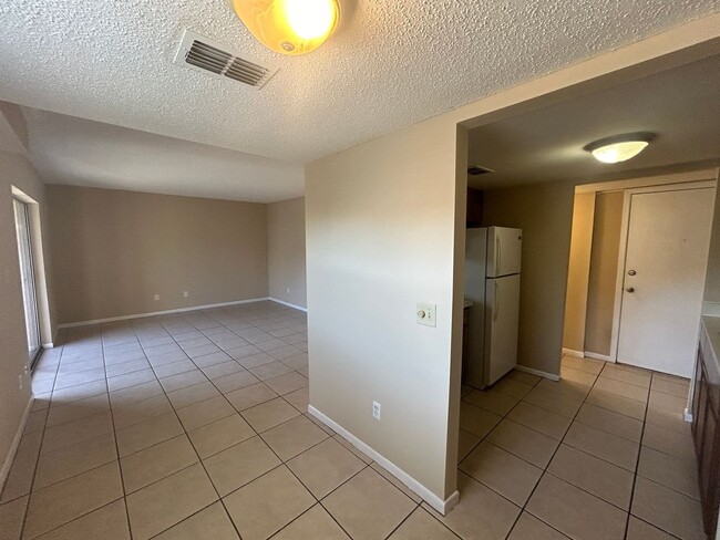 Building Photo - Cozy 1-Bedroom Apartment in Port Richey, F...