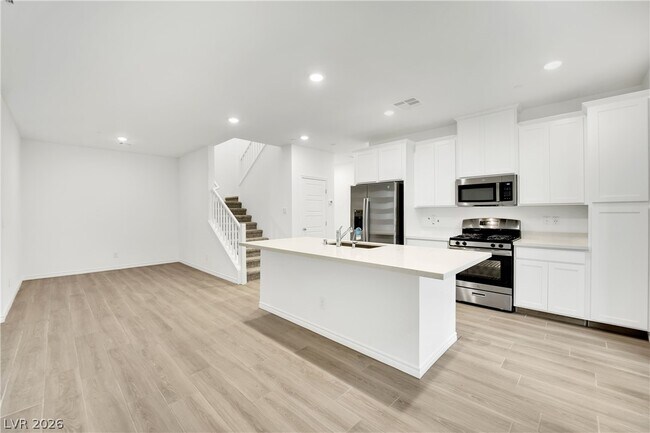 Building Photo - 600 N Carriage Hill Dr