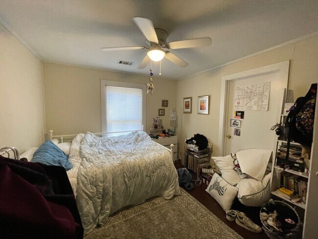 Building Photo - Three Bedroom on Easy St!