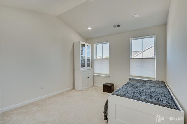 Building Photo - 14 Hyacinth Ln