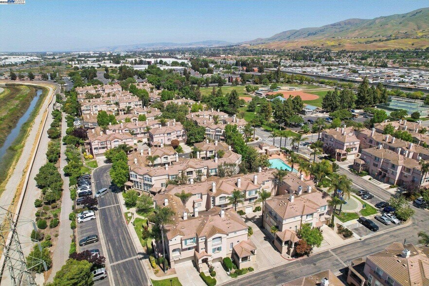 Building Photo - 385 Montecito Way