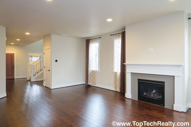 Building Photo - Beautiful 4 BR* 2.5 BTH* Single Family Hom...