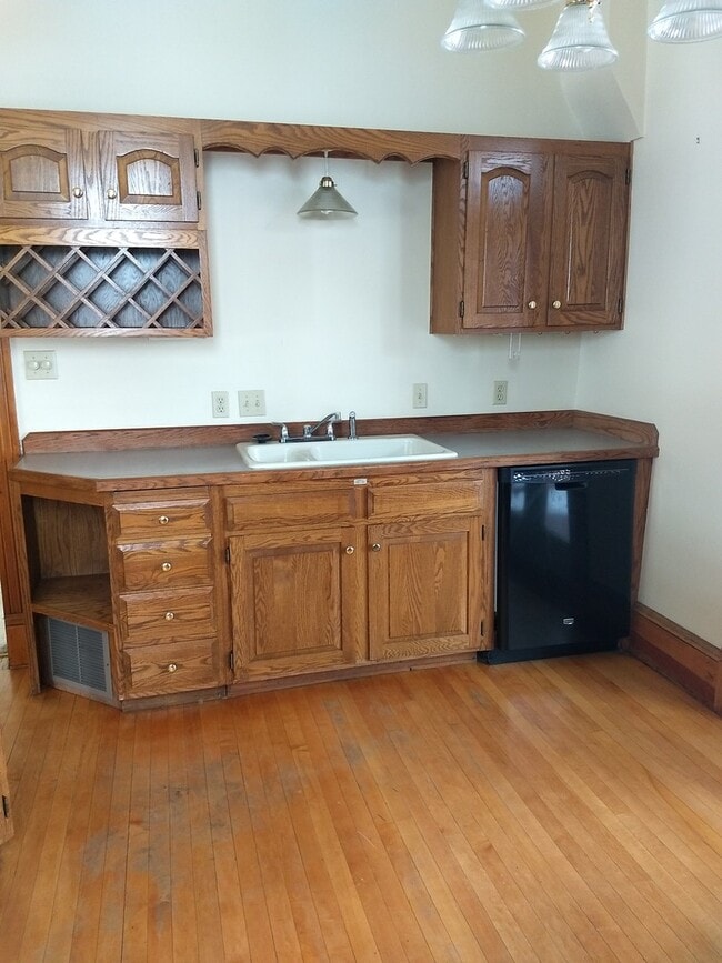 Building Photo - Two Bedroom Home! Fenced in yard! Pet Nego...