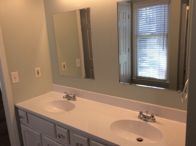Building Photo - Updated Townhouse in Roswell/Alpharetta area