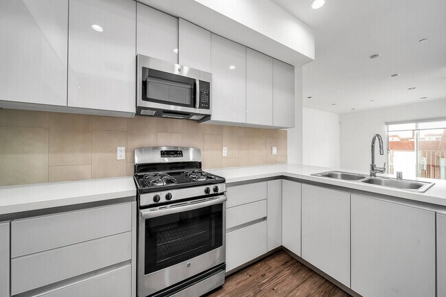 2BD, 2BA Kitchen - 2028 S Bentley
